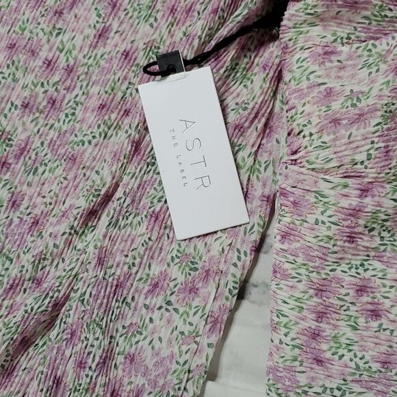ASTR The Label Purple Ditsy Floral Cropped Blouse with Puff Longsleeves - Picture 2 of 7
